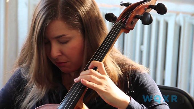 Alisa Weilersteinová hraje gigue z Bachovy Suity pro sólové violoncello č. 3 C dur.