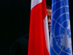 Barack Obama mezi vlajkami na klimatické konferenci v Kodani.