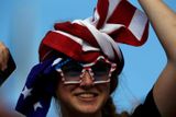 Nejlépe namaskované fanoušky měla v Londýně domácí Velká Británie. Dále USA, Brazílie a Jamajka. Neztratily se ani Nizozemsko a Francie. Na snímku si Američanka vytvořila z vlajky turban.