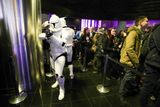 Sedmý díl Star Wars dorazil i do českých kin o půlnoci ze středy 16. prosince na čtvrtek.