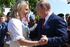 Putin se cestou na setkání s Merkelovou zastavil na svatbě rakouské ministryně zahraničí