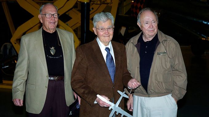 Posádka letounu, jež svrhla atomovku na Hirošimu, po 50 letech:  zleva Jeppson, Tibbets, Van Kirk.