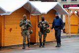 Opatření následovalo několik hodin poté, co byl obviněn z terorismu třetí člověk zadržený v Belgii v souvislosti s krvavými útoky, které se staly před týdnem v Paříži a které si vyžádaly 130 obětí na životech.