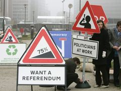 Chceme referendum! Zatímco v Lisabonu se podepisovala dohoda, v Bruselu protestovali britští aktivisté