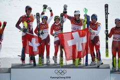 Švýcaři vyhráli závod družstev, Holdenerová má třetí medaili