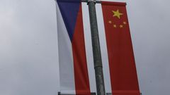 Billboardy a vlajky, které v Praze přivítají čínského prezidenta Si Ťin-pchinga