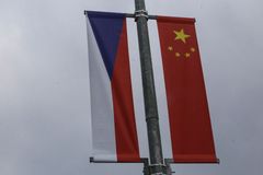 Čínské vlajky vítající prezidenta Si někdo potřísnil barvou. Fašizující Čecháčci, zlobí se Ovčáček