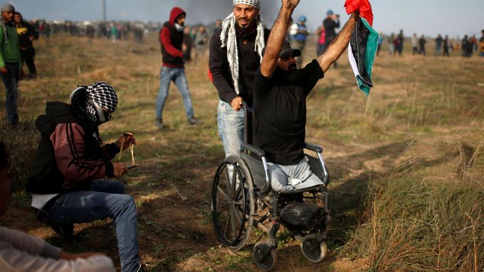 Palestinský demonstrant na vozíku protestuje blízko izraelských hranic v pásmu Gazy. Podle zpráv lékařů byl později zabit.