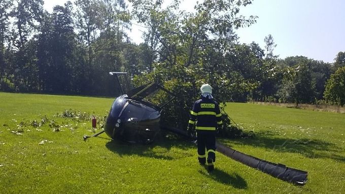 Spadlý vrtulník v Žamberku.