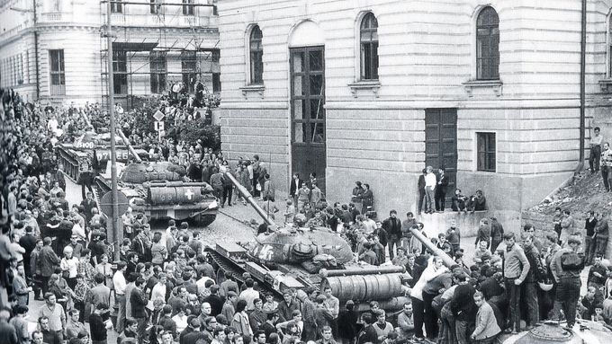Průjezd sovětských tankistů Libercem 21. srpna 1968.
