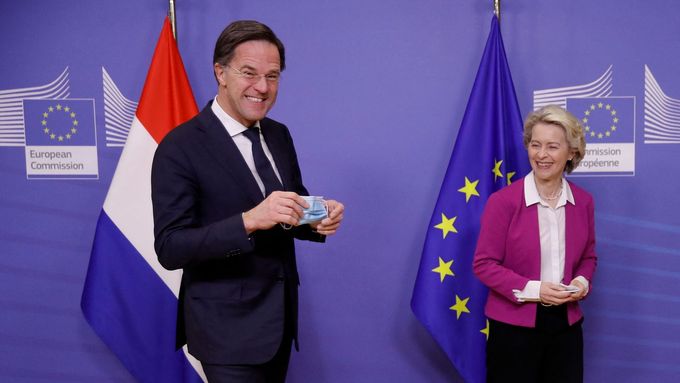 Nizozemský premiér Mark Rutte s šéfkou Evropské komise Ursulou von der Leyenovou.