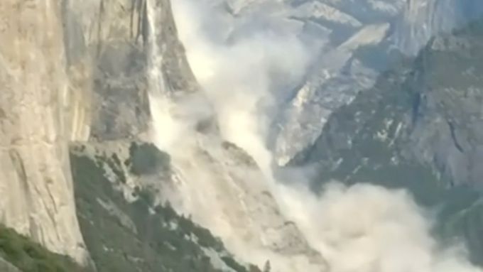 Sesuv půdy v Yosemitském národním parku zranil člověka