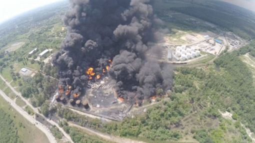 Požár rafinerie nedaleko Kyjeva.