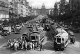 Pohled na Václavské náměstí od křižovatky na Můstku asi v polovině 50. let. Tramvaje už na stejném místě dnes nenajdete.