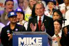 Úroveň předvolební debaty v USA je urážlivě banální, zvažuju svou kandidaturu, řekl poprvé Bloomberg