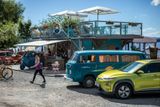 Kolem dokola jsou stovky barů a restaurací, ale jedno místo vyniká. Je jím Windy Point bistro v Jestřábí v Černé v Pošumaví a svou koncepcí připomíná skutečné přímořské bary. Ten nádherný hippie VW bus patří majiteli, který hostům nabízí, že je rád sveze.