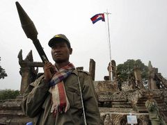Kambodžský voják u chrámu Preah Vihear