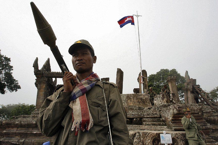 Kambodžský voják u chrámu Preah Vihear