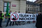 Proti islámu v Česku protestovalo před Hradem asi 600 lidí