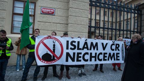 Demonstrace proti islámu na Hradčanském náměstí