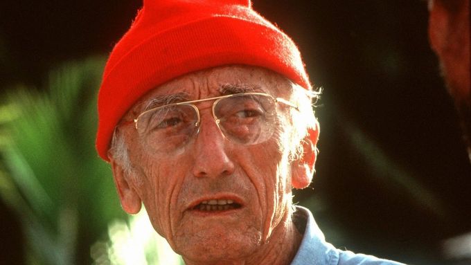 Francouzský oceánograf Jacques Yves Cousteau (1910 - 1997).