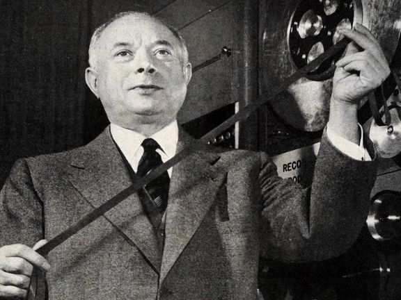 Podnikatel a inovátor David Sarnoff (1891–1971) s prvním videorekordérem RCA v roce 1954.