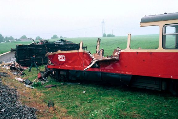 Osmnáct lidí zemřelo na místě, devatenáctá oběť podlehla zraněním v nemocnici.