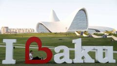Park v Baku před budovou, která nese název Centrum Ilhama Alijeva. Ilham se stal prezidentem v roce 2003 po smrti svého otce Hejdara.