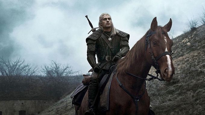 Pokračování seriálu Zaklínač podle populární videohry uvede Netflix koncem letošního roku. Na snímku je Henry Cavill jako Geralt z Rivie.