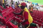 Video: Ukliďme ten svinčík. Fanoušci Senegalu na šampionátu šokovali pořádkumilovností