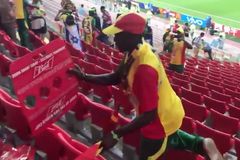 Video: Ukliďme ten svinčík. Fanoušci Senegalu na šampionátu šokovali pořádkumilovností