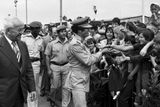 Muammar Kaddáfí v ČSSR. 20. června 1978 přiletěl do Prahy generální tajemník Všeobecného lidového kongresu Libyjské arabské lidové socialistické džamáhirije pukovník Muammar Kaddáfí na oficiální návštěvu. Na snímku vlevo prezident Československa Gustáv Husák. (dobový text)