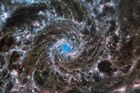 Spirální galaxii M74 (nebo také Fantomovu galaxii) už fotografoval i předchůdce Webbova teleskopu, Hubbleův teleskop. Současný snímek pořízený pomocí ultračerveného záření je ale nejpřesnější a odhaluje, kde v galaxii vznikají hvězdy. M74 najdete v souhvězdí Ryb a od Země leží 32 milionů světelných let.