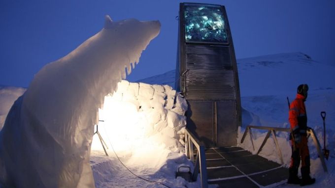 Jeden z vchodů do ledové banky hlídá socha ledního medvěda.