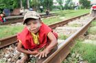 Barma má například největší armádu dětských vojáků na světě (kolem 70 000) a zneužívání dětské práce je v ulicích běžně k vidění. Osmiletý chlapec spolu s dalšími pleje každý den 10 hodin trávu v kolejišti Rangúnu.
