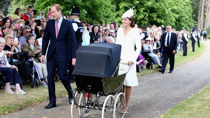 Princ William a vévodkyně Catherine s dětmi přicházejí do kostela v Sandringhamu, kde se konal křest jejich dcery Charlotte.