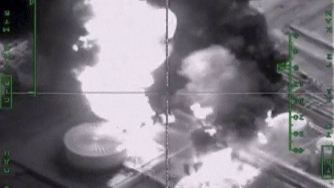 Fotografie ropných zásobníků, zasažených bombardováním. Snímek zveřejnilo ruské ministerstvo obrany.