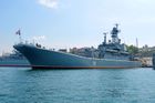 Ruská válečná loď v přístavu Sevastopol na Krymu.