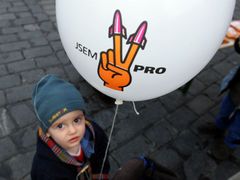Někteří aktivisté demonstrovali s balónky.