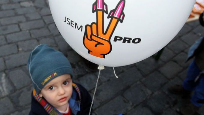Někteří aktivisté demonstrovali s balónky.