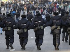 Ruská policie během svátku obětování íd al-adhá (rusky kurban bajram) v Moskvě.