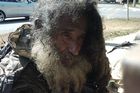 VIDEO Bezdomovec našel rodinu po 35letech. Pomohla mu poezie