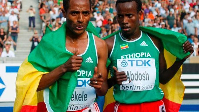 Kenenisa Bekele (vlevo)a jeho krajan Ali Abdosh slaví po doběhu pětikilometrové trati na MS v Berlíně.