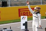 Hamilton ve Spa-Francorchamps potvrdil, že Mercedesu nejdelší okruh aktuálního kalendáře světového šampionátu vyhovuje. Brit opanoval kvalifikaci časem 1:42.553,  který je zároveň novým rekordem legendární belgické trati.