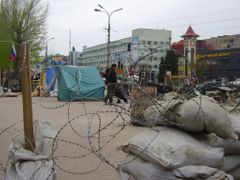 Tábor proruských separatistů před obsazenou budovou kontrarozvědky SBU v Luhansku.