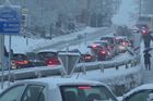 Sníh paralyzoval Rychnov nad Kněžnou. Město zažívá dopravní kolaps