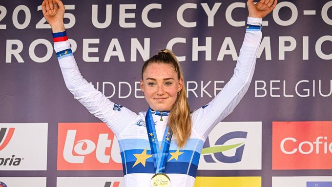 Barbora Bukovská se zlatou medailí na krku