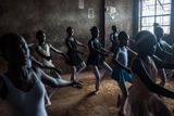 Problémy dnešní doby: Fredrik Lerneryd (Švédsko), Balet ve slumu. Fotograf se zaměřil na baletní školy, které učí tančit děti z afrických slumů.