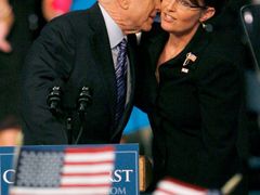 Republikánský tandem do voleb: Kandidát na prezidenta John McCain a jím vybraná viceprezidentka Sarah Palinová.