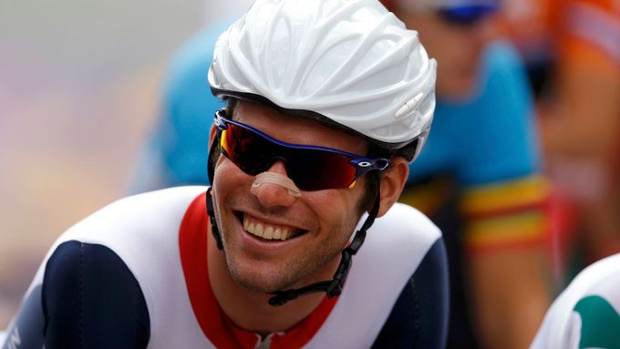 Jeden z fanoušků polil britského sprintera Marka Cavendishe močí, aby jej potrestal za jeho agresivní styl jízdy.